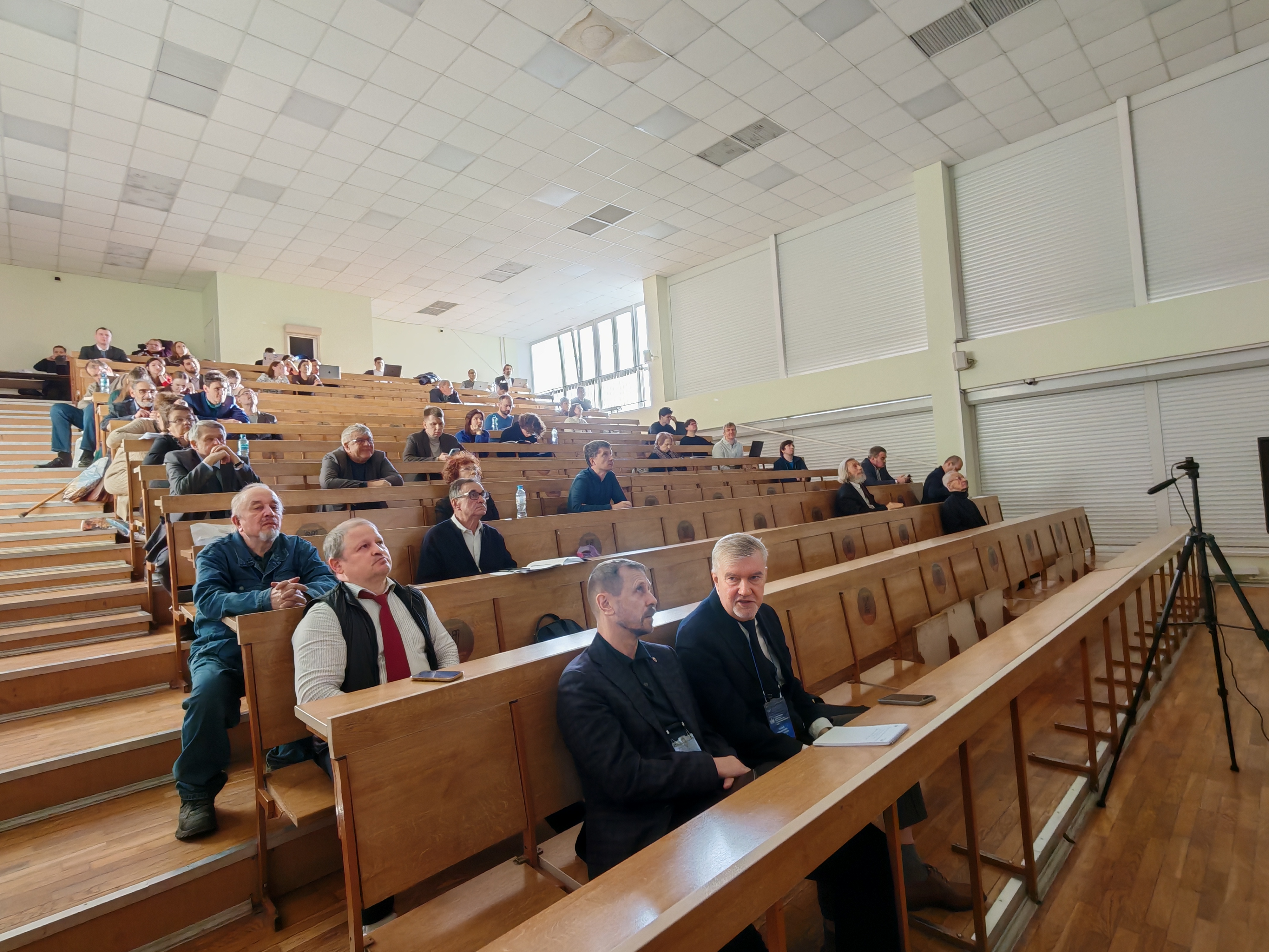 Слушатели и выступающие в аудитории